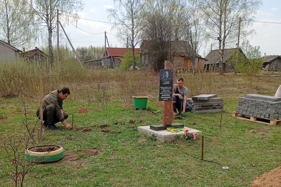 В селе Бахарево стартовали работы по благоустройству территории, прилегающей к мемориальной доске-стеле в честь маршала С.Ф.Жаворонкова.