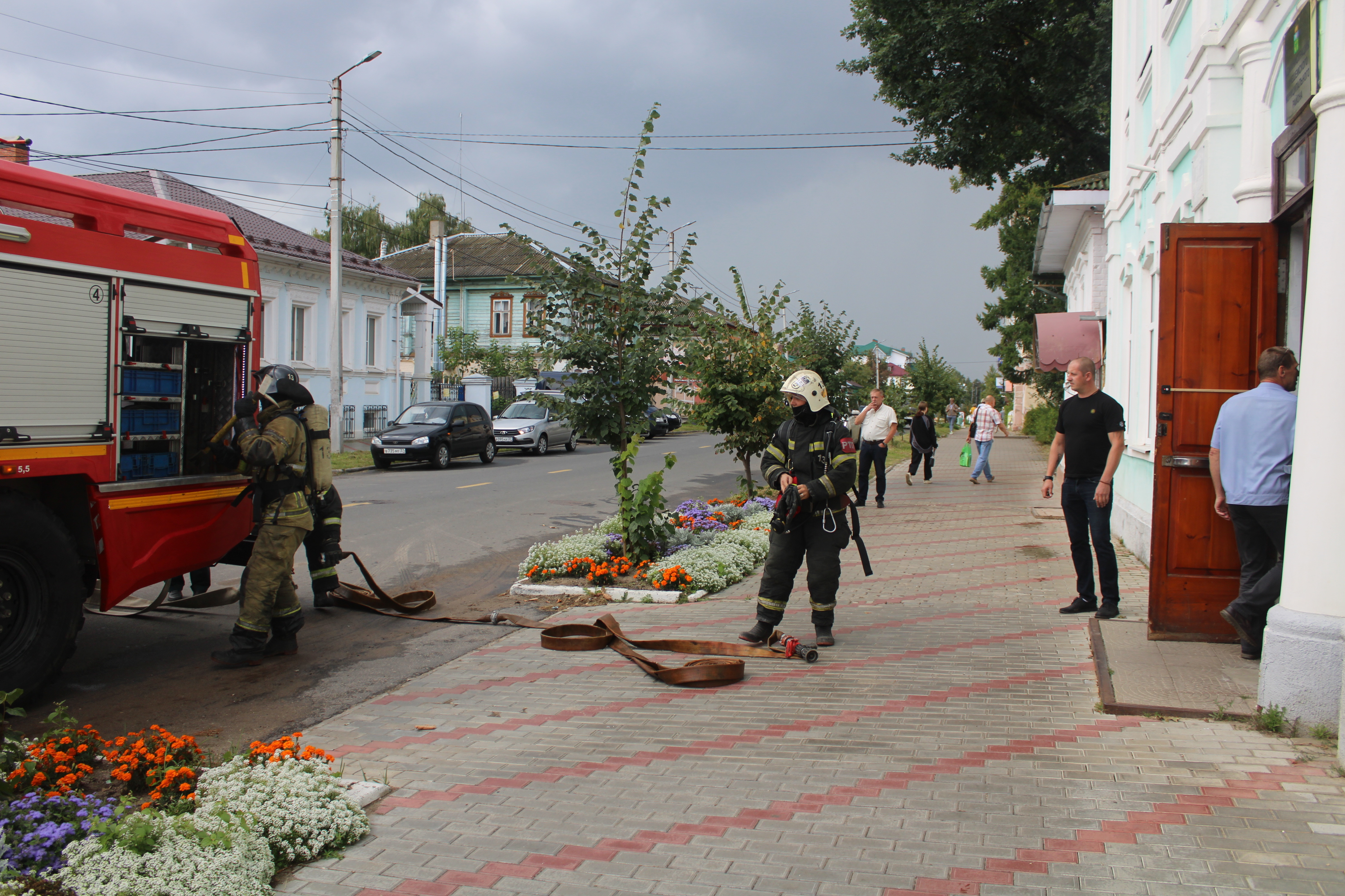 В здании Администрации Кинешемского района прошли пожарно-тактические учения.