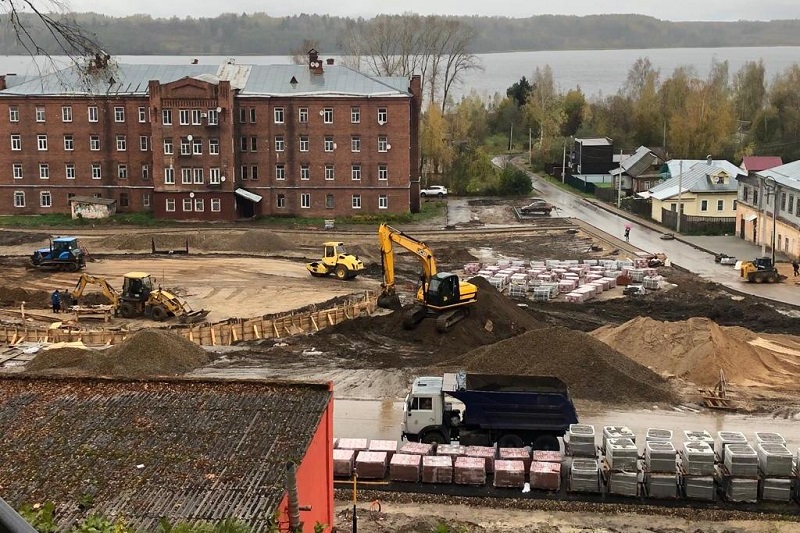 Продолжается благоустройство Базарной площади в Наволоках.