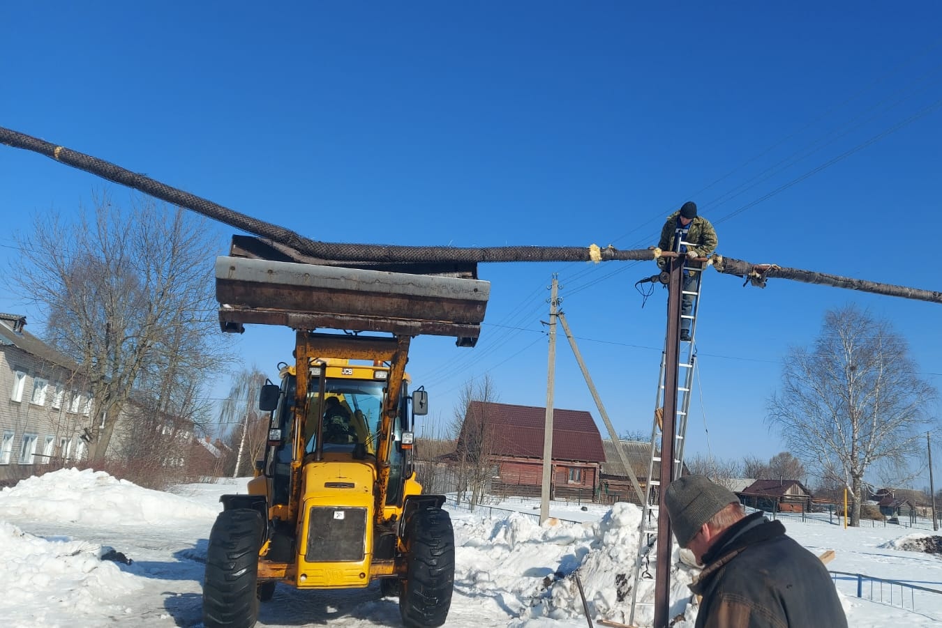 В Луговом приступили к ремонтным работам на поврежденной теплотрассе.