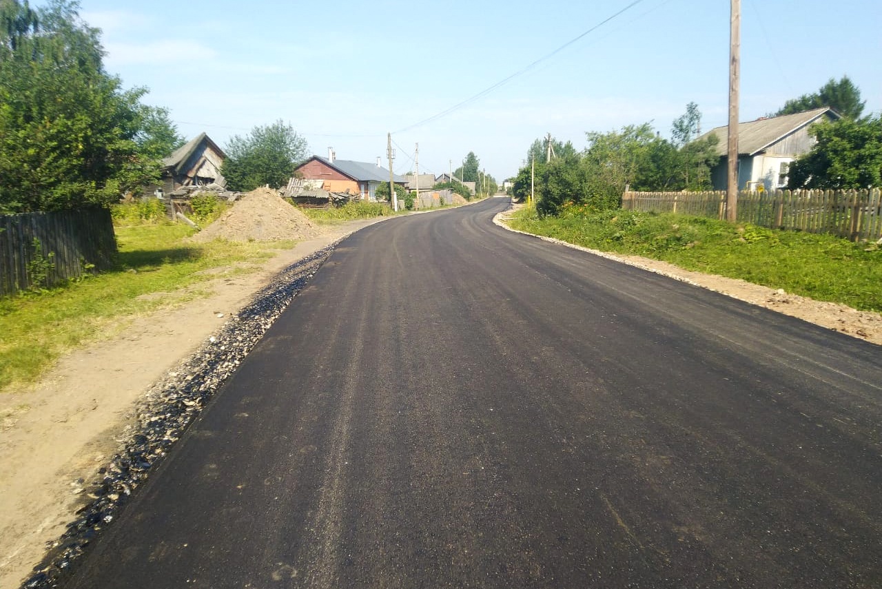 В деревне Вахутки завершился ремонт центральной дороги.