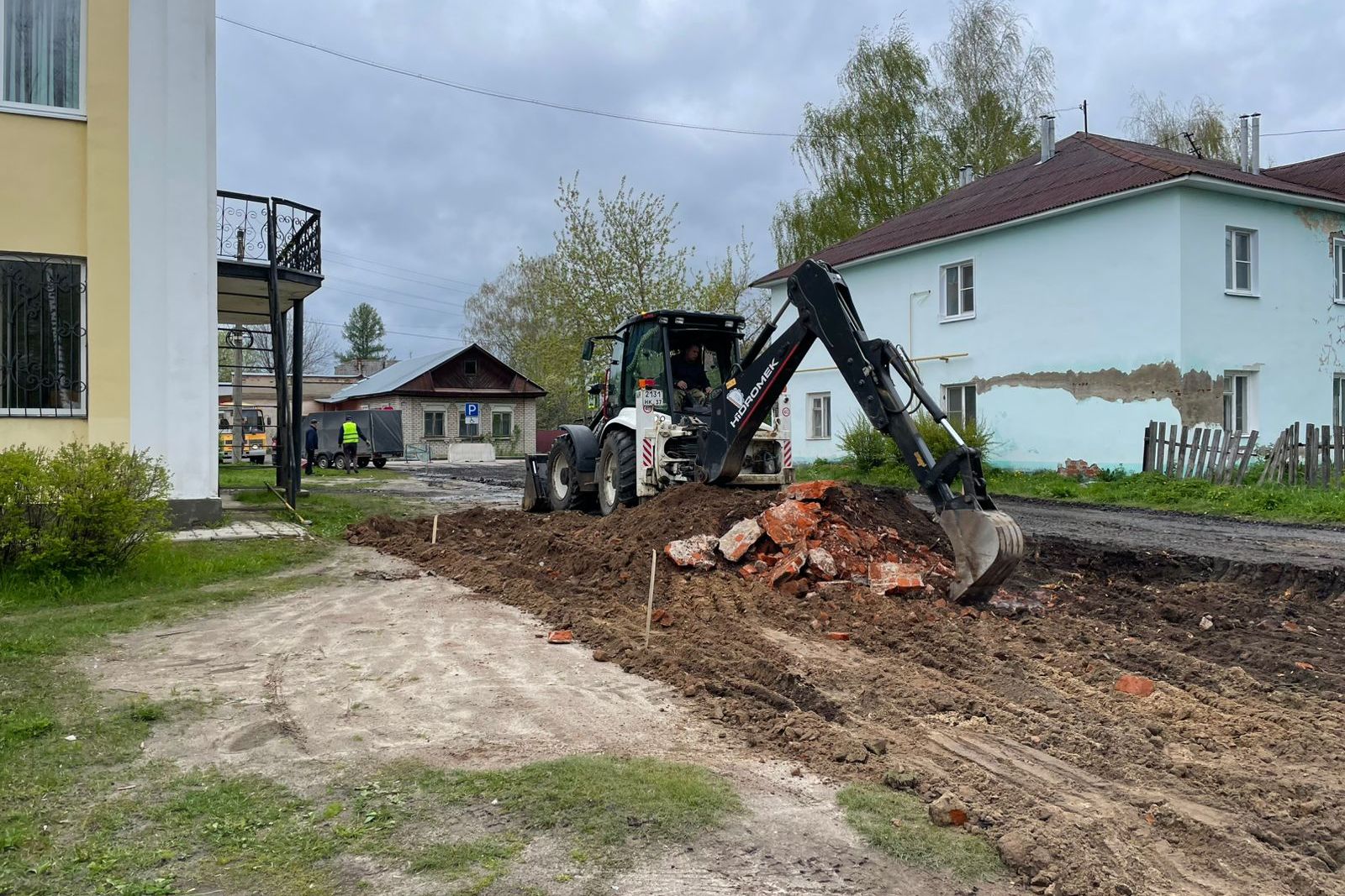 В Наволокском городском поселении продолжается ремонт дорог.