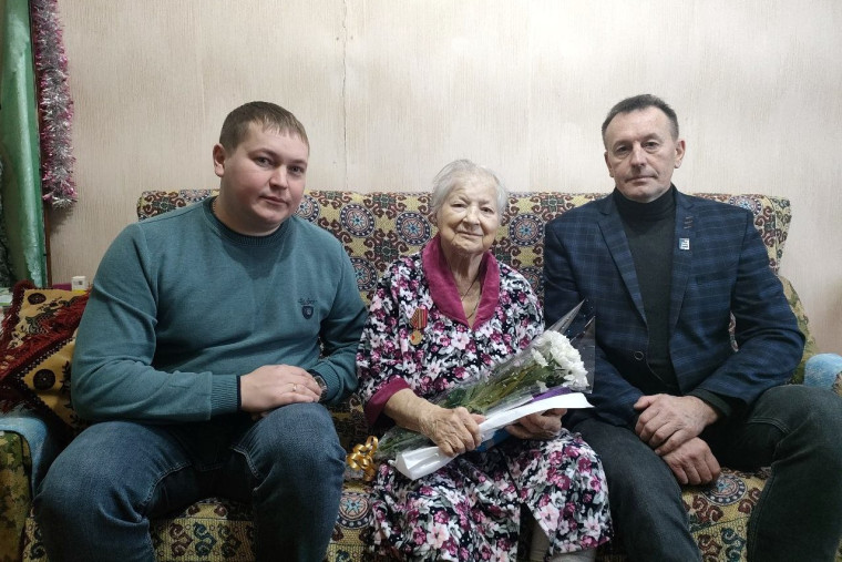 Жительнице Наволок Н.С. Беловой вручили юбилейную медаль «80 лет Победы в Великой Отечественной войне 1941-1945 гг.». Жительнице Наволок Н.С. Беловой вручили юбилейную медаль «80 лет Победы в Великой Отечественной войне 1941-1945 гг.».