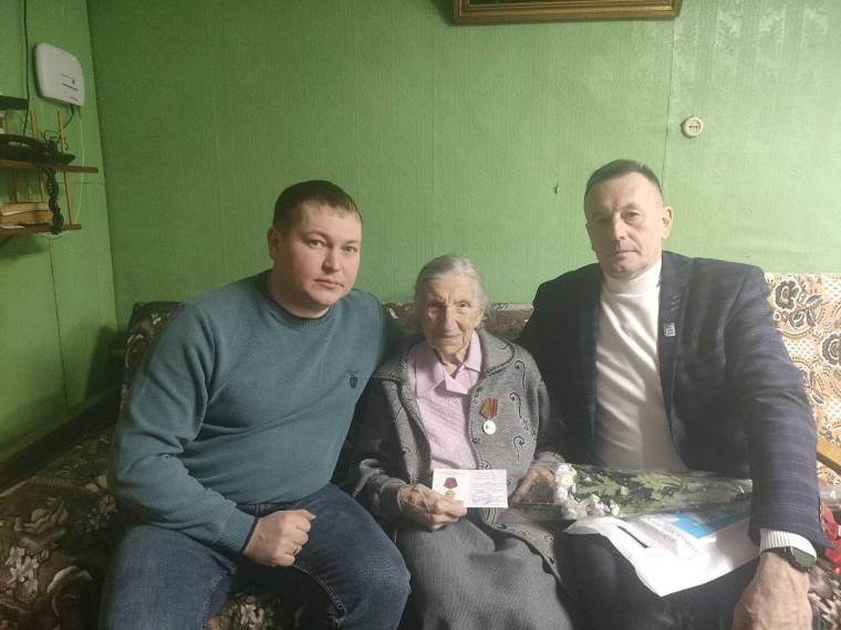 Юбилейная медаль в честь 80-летия Победы вручена труженице тыла из Наволок Маргарите Ивановне Горшковой. Юбилейная медаль в честь 80-летия Победы вручена труженице тыла из Наволок Маргарите Ивановне Горшковой.