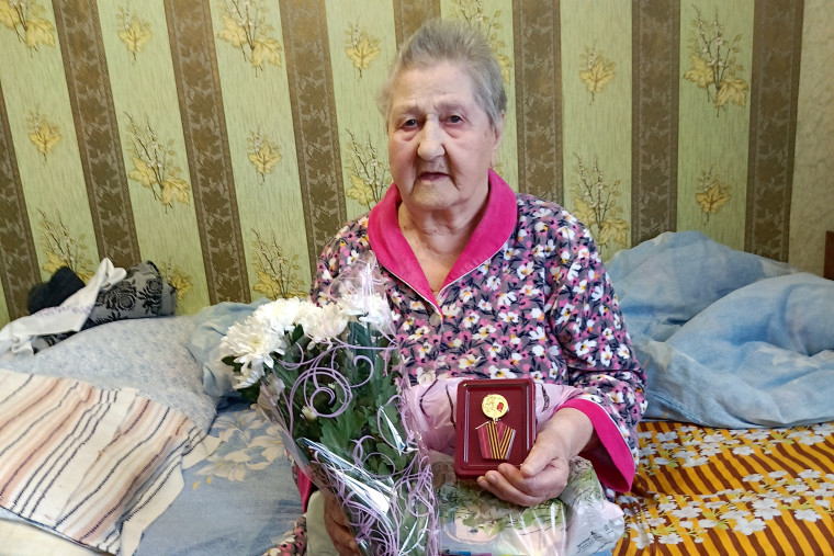 Юбилейная медаль в честь 80-летия Победы вручена труженице тыла Валентине Яковлевне Зориной из с.Ильинское. Юбилейная медаль в честь 80-летия Победы вручена труженице тыла Валентине Яковлевне Зориной из с.Ильинское.