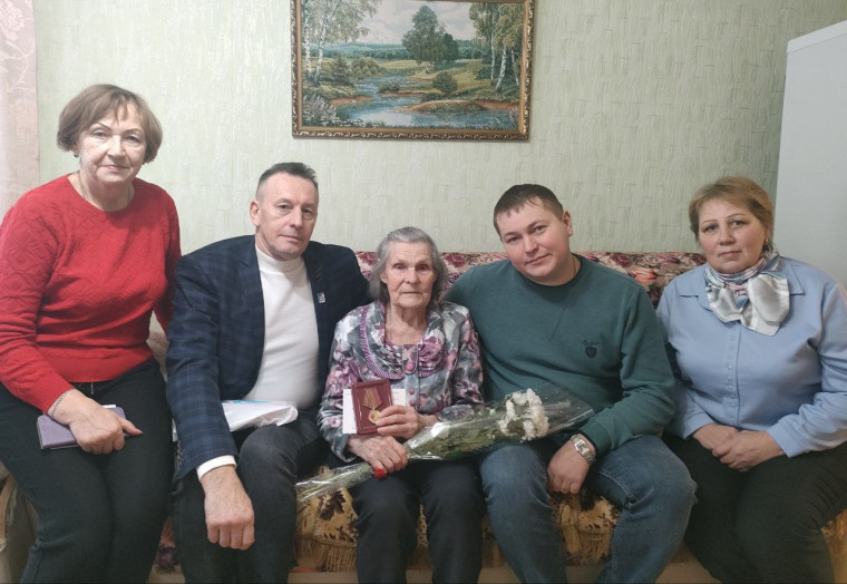 Еще одна юбилейная медаль «80 лет Победы в Великой Отечественной войне 1941-1945 гг.» вручена труженице тыла из Наволок Р.И. Потехиной. Еще одна юбилейная медаль «80 лет Победы в Великой Отечественной войне 1941-1945 гг.» вручена труженице тыла из Наволок Р.И. Потехиной.