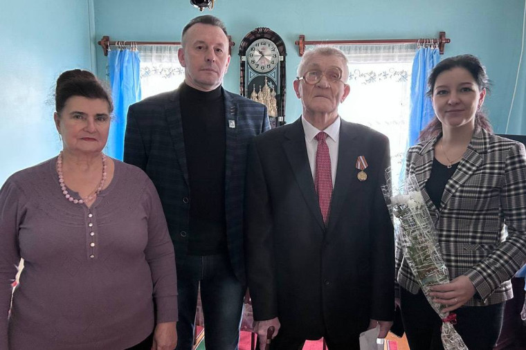 Юбилейная медаль в честь 80-летия Победы вручена труженику тыла из Наволок А.В. Розанову. Юбилейная медаль в честь 80-летия Победы вручена труженику тыла из Наволок А.В. Розанову.
