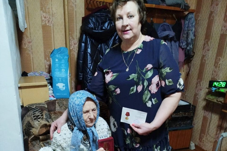 Юбилейная медаль в честь 80-летия Победы вручена труженице тыла из Луговского сельского поселения Ю.М. Виноградовой. Юбилейная медаль в честь 80-летия Победы вручена труженице тыла из Луговского сельского поселения Ю.М. Виноградовой.