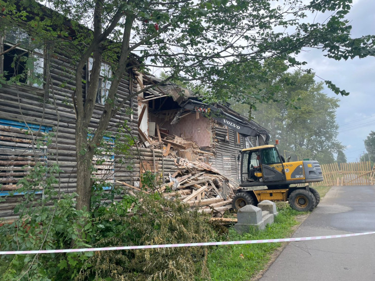 В Наволокском городском поселении сносят последний дом, расселённый по программе переселения граждан из аварийного жилищного фонда. В Наволокском городском поселении сносят последний дом, расселённый по программе переселения граждан из аварийного жилищного фонда.